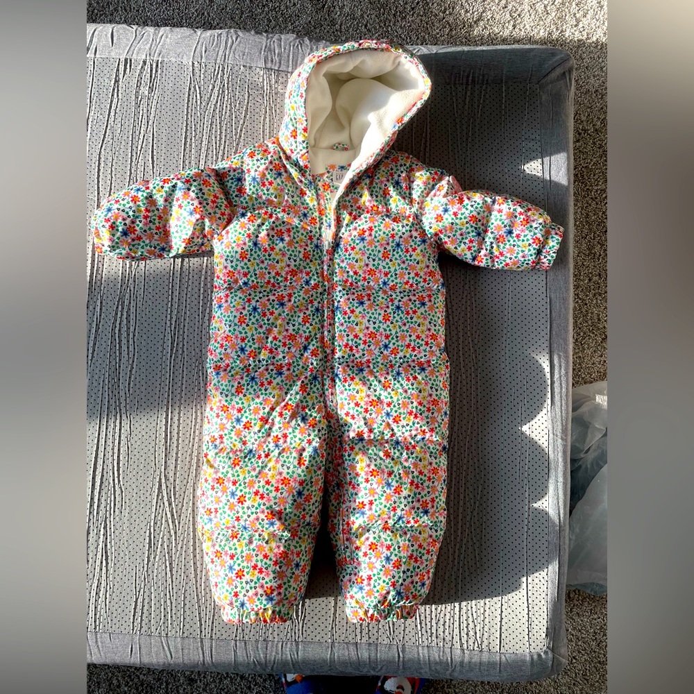 Gap flower snowsuit 18-24 months like new with attachable gloves and booties